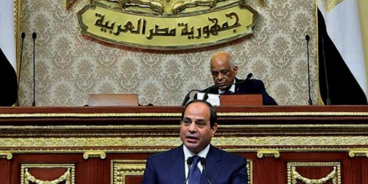 Mısır parlamentosunun Elsisi’nin cumhurbaşkanlığının devam etmesine yönelik oyu