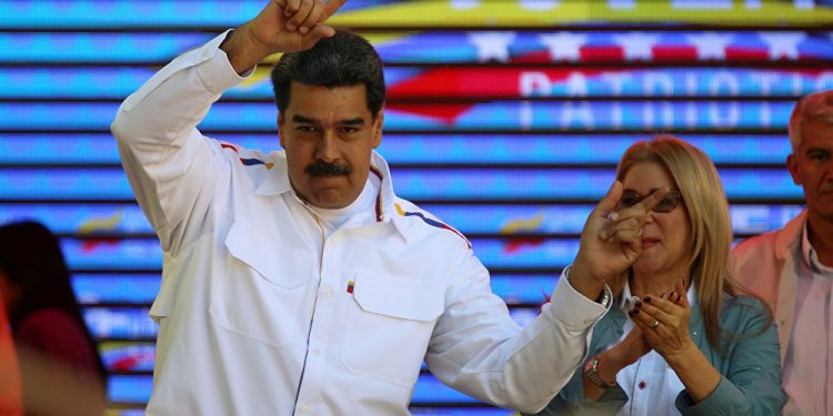 Maduro: Venezüella’daki darbe girişimi çöktü