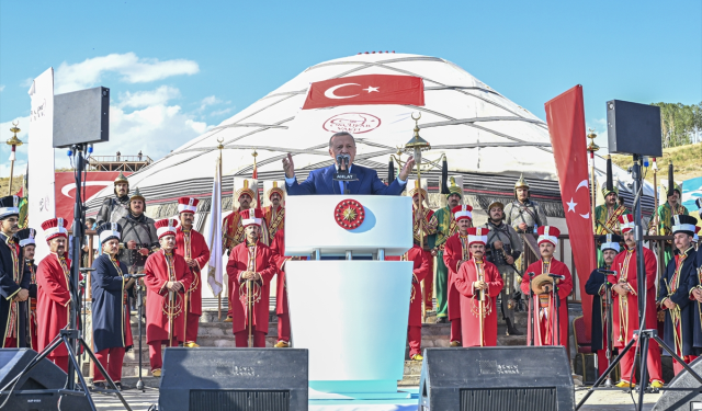Cumhurbaşkanı Erdoğan, Malazgirt Zaferi’nin 952. yıl dönümü kutlamalarına katıldı.